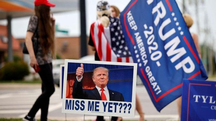  Người ủng hộ cựu Tổng thống Trump tập trung ở một góc phố bên ngoài hội trường diễn ra đại hội đảng Cộng hòa Bắc Carolina ngày 5/6. Ảnh: Reuters. 