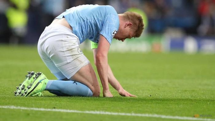 De Bruyne choáng váng sau cú va chạm mạnh với Rudiger trong trận chung kết Champions League. Ảnh: Reuters.