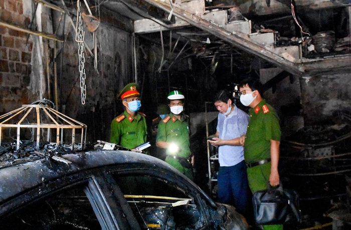  Công an Quảng Ngãi khám nghiệm hiện trường vụ cháy. Ảnh: Minh Hoàng. 