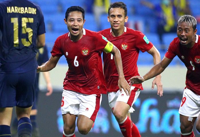  Evan Dimas (số 6) là một trong những cầu thủ đáng xem nhất bên phía Indonesia. Ảnh: Quang Thịnh. 