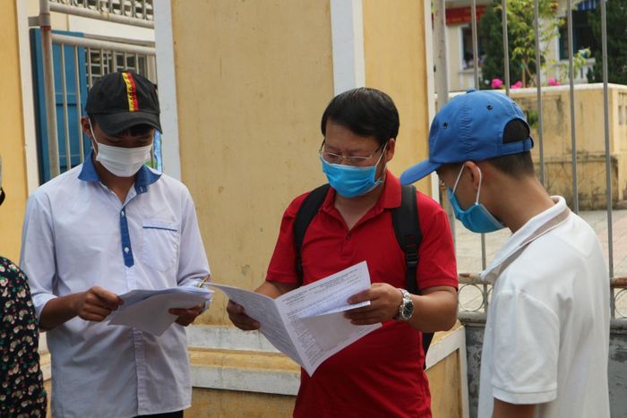  Lần đầu tiên, Sở GD&amp;ĐT tỉnh Thừa Thiên Huế bố trí điểm thi riêng biệt cho thí sinh đến từ ngoại tỉnh. Tất cả cán bộ, giáo viên, nhân viên, lực lượng an ninh và thí sinh đều thực hiện nghiêm các biện pháp phòng, chống dịch Covid-19 như khai báo y tế, khẩu trang, kiểm tra thân nhiệt, sát khuẩn tay trước khi vào điểm thi. 