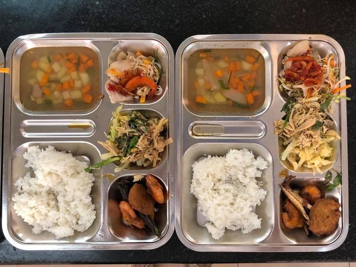  Chị Lê Thị Xuân, phụ huynh của một thí sinh đến từ Hải Lăng, Quảng Trị, thông tin đây là lần thứ hai chị đưa con vào Huế dự thi. Tuy nhiên, lần thi này, chị cảm thấy rất đặc biệt khi được ăn, ở miễn phí tại ký túc xá của nhà trường. 