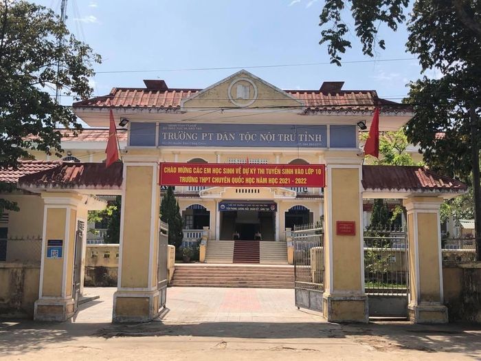  Để tạo điều kiện thuận lợi cũng như đảm bảo phòng, chống dịch, Sở GD&amp;ĐT tỉnh đã bố trí cho các thí sinh và phụ huynh ăn, ở và thi riêng biệt tại trường THPT Dân tộc nội trú tỉnh. Đối với những học sinh không ở tập trung thì phải khai báo y tế và có xác nhận của chính quyền địa phương. 