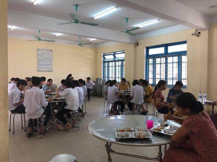  Ông Đỗ Thúc Công, Hiệu trưởng trường THPT Dân tộc nội trú tỉnh, thông tin trường phục vụ miễn phí từ ngày 5 đến 7/6 (thời gian diễn ra kỳ thi vào lớp 10). Mỗi ngày 3 bữa, mỗi bữa hơn 190 suất ăn cho thí sinh và người nhà. Mỗi suất cơm tại đây đều được nhân viên và cán bộ nhà trường tự tay nấu và phục vụ cho các em. Mỗi suất ăn sáng là 20.000 đồng, suất cơm trưa, chiều là 30.000 đồng. Tất cả nguồn tiền phục vụ cơm, nước cho các thí sinh được hệ thống nhà thuốc Thuận Thảo và Công ty cổ phần cấp nước Thừa Thiên Huế hỗ trợ. 