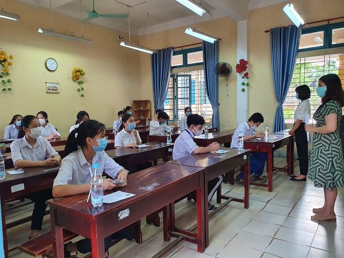  Các phòng thi được bố trí và giữ khoảng cách an toàn. Mỗi em được chuẩn bị riêng một chai nước uống. Thí sinh Hoàng Nữ Ngọc Linh, đến từ huyện Hải Lăng, Quảng Trị, chia sẻ đây là lần đầu tiên em được ăn, ở tại ký túc xá. Em cảm thấy rất vui khi được trải nghiệm cuộc sống như vậy. 