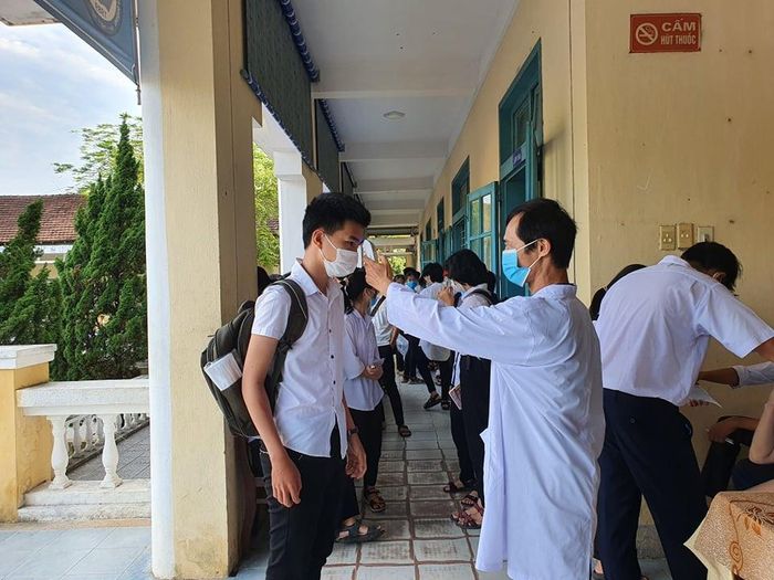  Thí sinh được đo thân nhiệt trước giờ vào phòng thi. Kỳ thi năm nay diễn ra trong bối cảnh dịch Covid-19 đang diễn biết phức tạp ở một số địa phương, vì thế, công tác phòng, chống dịch được thực hiện nghiêm túc. 