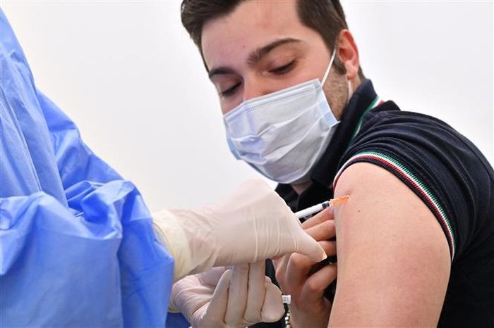 Nhân viên y tế tiêm vaccine phòng COVID-19 cho người dân tại Cailungo, San Marino, Italy, ngày 29/3/2021. Ảnh: AFP/ TTXVN