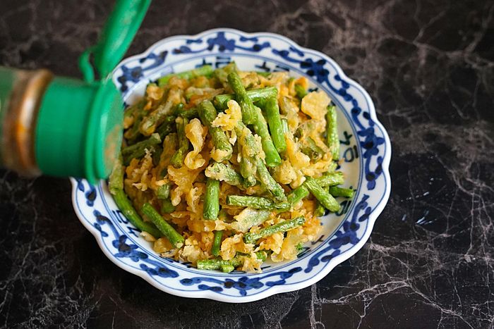 Sau khi bày ra đĩa, rắc chút bột thì là và hạt tiêu đen lên là món đậu đũa chiên trứng thơm ngon này đã sẵn sàng rồi.