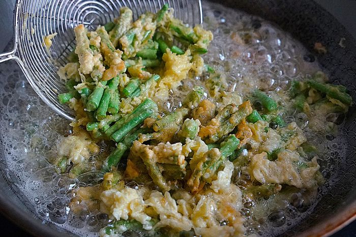 Bước 7: Chiên đến khi đậu đũa hơi vàng thì vớt ra, sau 3 phút cho vào chảo dầu chiên lại, chiên đến khi chín vàng và có vị giòn, có thể dùng chao vớt ra để kiểm soát lượng dầu.