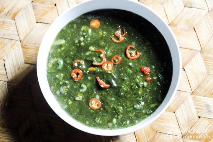 Nhái sau khi săn được đem về sẽ mổ bỏ ruột, rửa rạch, để ráo nước sau đó ướp gia vị để xào hoặc nấu nhoọc (nhọc là món ăn được người Thái rất ưa thích). Ảnh: Đình Tuân.