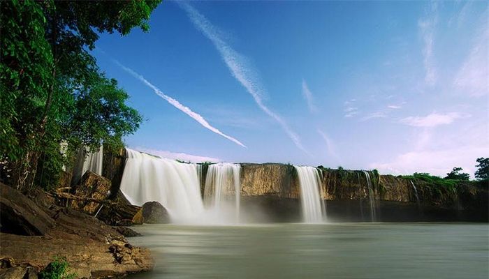 Ngày nay, càng ngày càng có nhiều du khách trong và ngoài nước tìm đến Tây Nguyên để chiêm ngưỡng vẻ kỳ vĩ của dòng Đray Nur. Ảnh: Hivietnam.