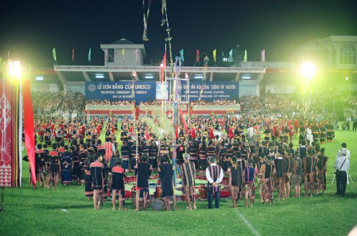 Quang cảnh lễ đón bằng của UNESCO công nhận Không gian văn hóa cồng chiêng Tây Nguyên là di sản văn hóa phi vật thể đại diện của nhân loại. Ảnh: Thanh Nhật