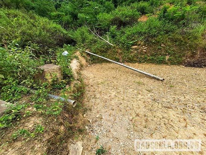 Ống nước được người dân bản Tậu Khứm lấy về làm ống dẫn nước vào ruộng. 