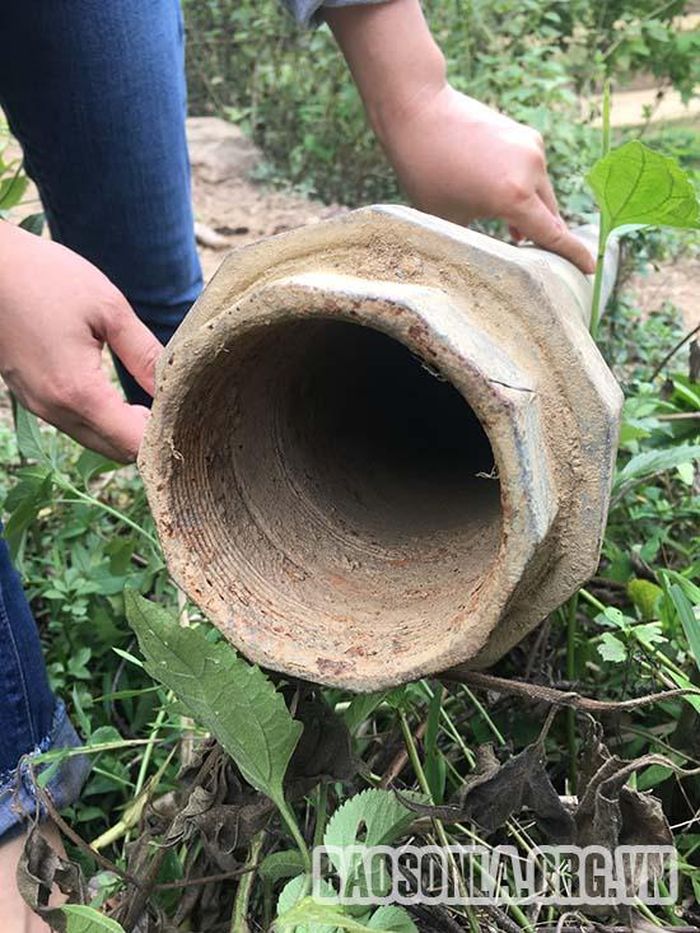 Ống dẫn nước từ công trình nước sinh hoạt Huổi Ná bỏ không trên khu đất sản xuất của bản Tậu Khứm.
