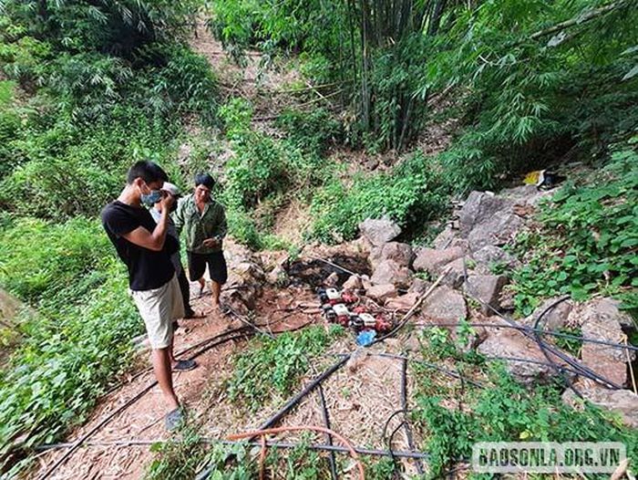Khu vực mó nước với hàng loạt máy bơm và chằng chịt đường ống để người dân bản Huổi Ná lấy nước sinh hoạt hàng ngày.