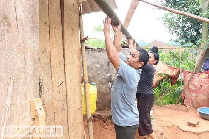 Gia đình ông Hoàng Văn Tem làm máng để chờ nước mưa. 