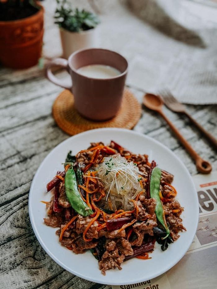 Các món ăn sáng từ chocolate giúp bạn tỉnh táo để làm việc trong cả ngày dài. Bánh mì đen phết bơ hạnh nhân chocolate, ăn kèm trái cây như chuối, táo cùng hạt điều, hạt chia, là bữa sáng đủ chất. Nếu không thích đồ ngọt, bạn có thể nạp năng lượng bằng những thực phẩm giàu protein, giúp phục hồi cơ bắp sau bài tập thể dục buổi sáng. Miến trộn Hàn Quốc kết hợp thịt bò xào cà rốt, cải cầu vồng, đậu cove và 1 ly sữa tươi không đường là gợi ý bạn có thể tham khảo.