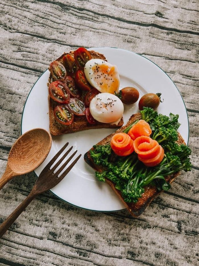 Bánh mì là lựa chọn hợp lý cho bữa sáng tiện lợi, nhanh chóng. Vài lát sandwich nướng cùng mứt và dâu tươi cắt lát, thêm ít hạt chia bên trên, sẽ cung cấp vitamin C trong mùa hè. Bạn có thể bổ sung protein cho bữa sáng khi thêm cá hồi hoặc trứng lòng đào vào món sandwich mặn. Cà chua bi hay bông cải xanh ăn kèm giàu chất xơ, vitamin, tăng sức đề kháng mùa dịch.