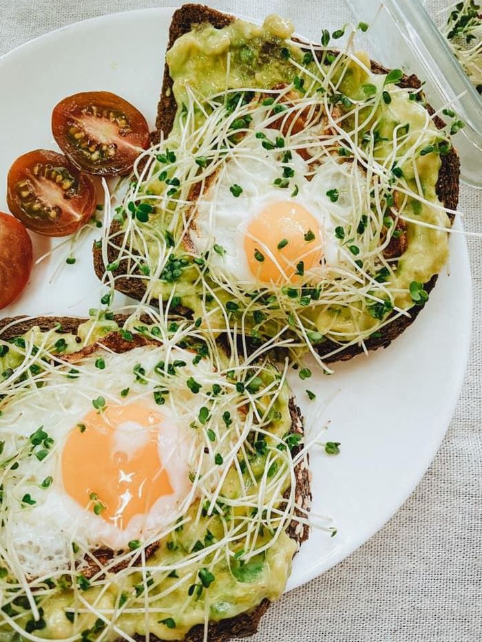 Nếu thèm đồ Âu, bạn có thể chuẩn bị mì Ý ngao sốt pesto cho bữa sáng. Để làm sốt pesto, bạn xay nhuyễn hỗn hợp gồm cải bó xôi, muối, tiêu, dầu olive, hạt điều, phô mai, tỏi. Bạn có thể thêm lá húng quế, hạt thông để sốt dậy vị hơn. Đun nóng sốt cùng ngao, mì Ý, bày biện đẹp mắt trên đĩa là có thể thưởng thức. Sandwich bơ dầm cùng trứng ốp la và rau mầm cũng là gợi ý hay cho bữa sáng.