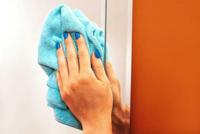 Dùng nước hoa để lau vết băng dính cũng rất hiệu quả mà không bị mùi khó chịu của chất tẩy rửa. Ảnh: Cleanipedia.