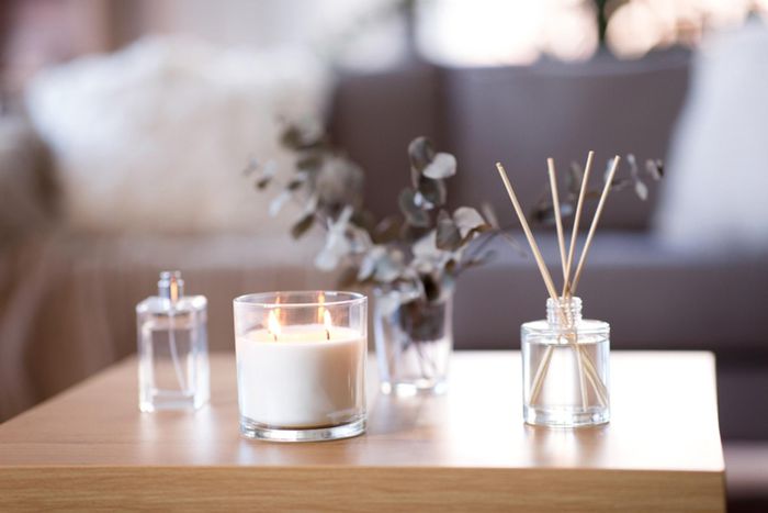 Bạn nên cắm những thanh tre trên chai nước hoa hết hạn để vừa trang trí, vừa tỏa hương khắp phòng. Ảnh: FirstClasse.