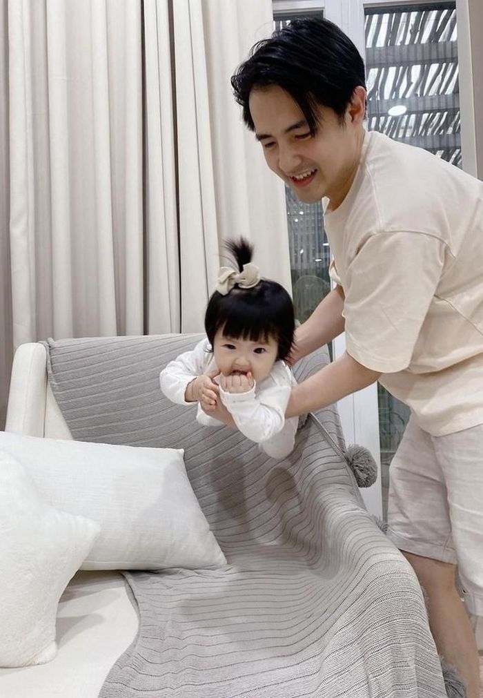 Ông Cao Thẳng ngày càng thuần thục việc chăm con. 