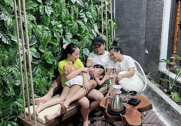 Khoảnh khắc bình yên cuối tuần của vợ chồng Hồng Đăng và hai cô con gái. 