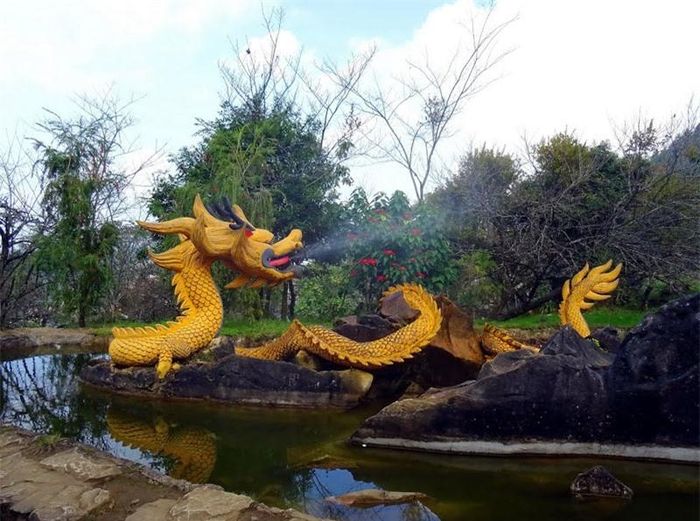 Có rất nhiều dị bản về truyền thuyết núi Hàm Rồng nhưng nhìn chung các truyền thuyết này đều nói đến tình cảm yêu thương, ân nghĩa mặn nồng, thủy chung của loài rồng. Ảnh: Ngo Minh Truc.