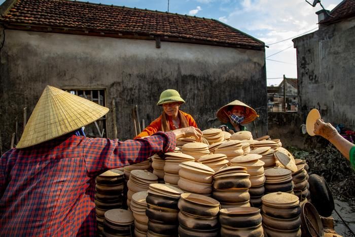 Nồi sau khi đốt qua sẽ được xoay đổi chỗ để chín đều