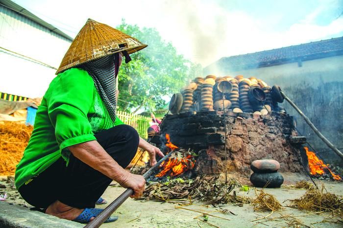 Sản phẩm gốm làng Trù được nung ngoài trời với vật liệu nung chính là bổi, lá cây dành dành, lá thông, lá bạch đàn, rơm rạ...
