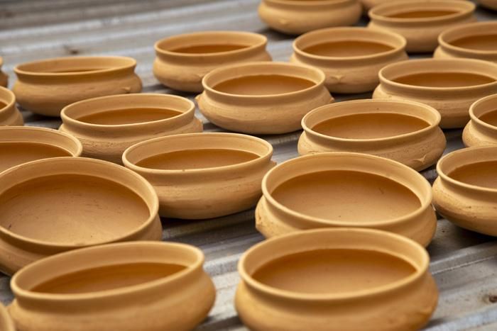 Nồi được tạo hình rồi phơi khô trước khi nung