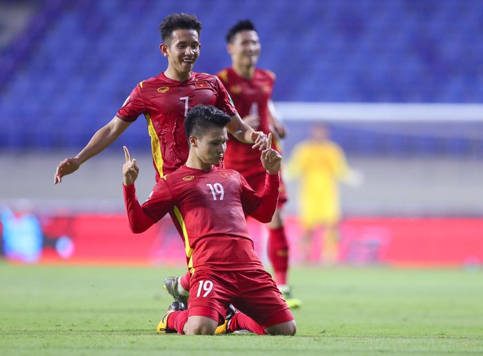  Sau 6 trận, tuyển Việt Nam giành 14 điểm để vững ngôi đầu bảng G, vòng loại hai World Cup 2022. UAE thắng Thái Lan ở trận đấu cùng giờ, qua đó có 12 điểm sau 6 trận để tiếp tục bám đuổi Việt Nam. 