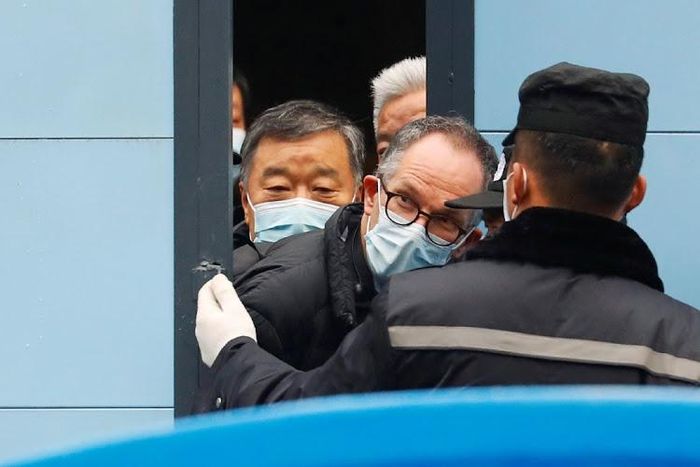  Các chuyên gia của Tổ chức Y tế Thế giới (WHO) trong chuyến công tác tại Vũ Hán. Ảnh: Reuters. 