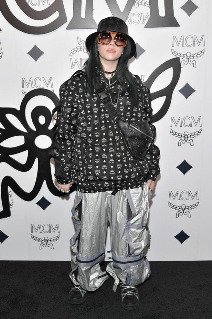 Billie Eilish vốn gắn với trang phục quá khổ