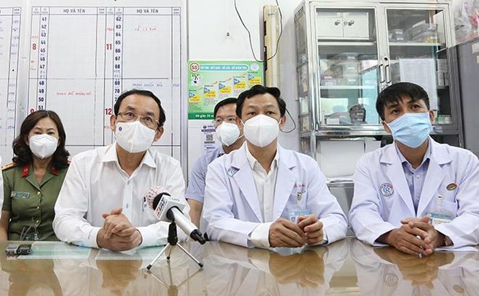 Đồng chí Nguyễn Văn Nên, Bí thư Thành ủy Thành phố Hồ Chí Minh quan sát qua màn hình tình hình bệnh nhân 8944 đang điều trị tại Bệnh viện Chợ Rẫy. Ảnh: Đinh Hằng - TTXVN