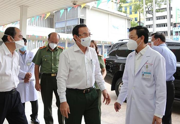 Đồng chí Nguyễn Văn Nên, Bí thư Thành ủy Thành phố Hồ Chí Minh thăm Bệnh viện Chợ Rẫy chiều 8/6. Ảnh: Đinh Hằng - TTXVN