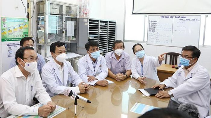 Bác sỹ Bệnh viện Chợ Rẫy báo cáo tình hình của bệnh nhân 8944. Ảnh: Đinh Hằng - TTXVN