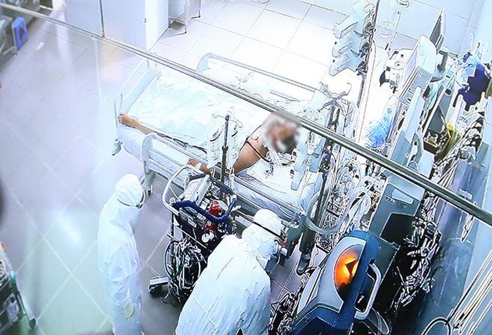 Bệnh nhân 8944 đang được điều trị tích cực tại Bệnh viện Chợ Rẫy (ảnh chụp qua màn hình). Ảnh: Đinh Hằng - TTXVN