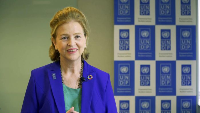 Bà Caitlin Wiesen, Trưởng đại diện thường trú UNDP tại Việt Nam: Phương pháp truy vết và xét nghiệm của Việt Nam, kết hợp với các chiến dịch truyền thông công khai, minh bạch là chìa khóa cho thành công chống dịch.