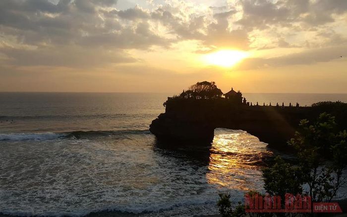 Hoàng hôn ở đền Tanah Lot luôn là khoảnh khắc thu hút du khách khi tới đảo Bali (Ảnh: N.T)
