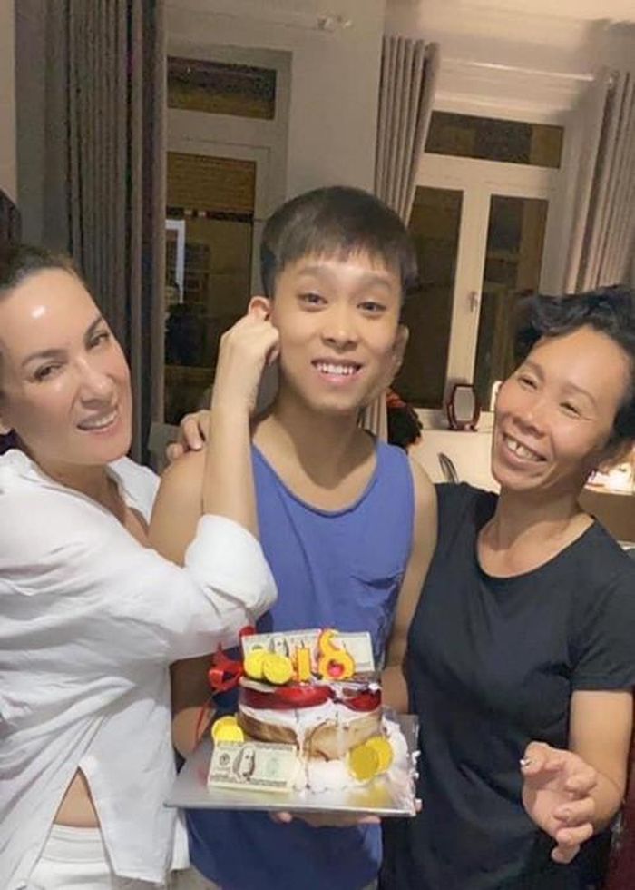 Tháng 2/2021, Phi Nhung trách Hồ Văn Cường lười biếng, mắc bệnh ngôi sao. Nhanh chóng, Hồ Văn Cường lên tiếng xin lỗi mẹ nuôi. Phi Nhung cho biết, sau ồn ào, con nuôi rất ngoan, đi học về biết chào mẹ, dọn dẹp nhà cửa, ôm hôn mẹ.