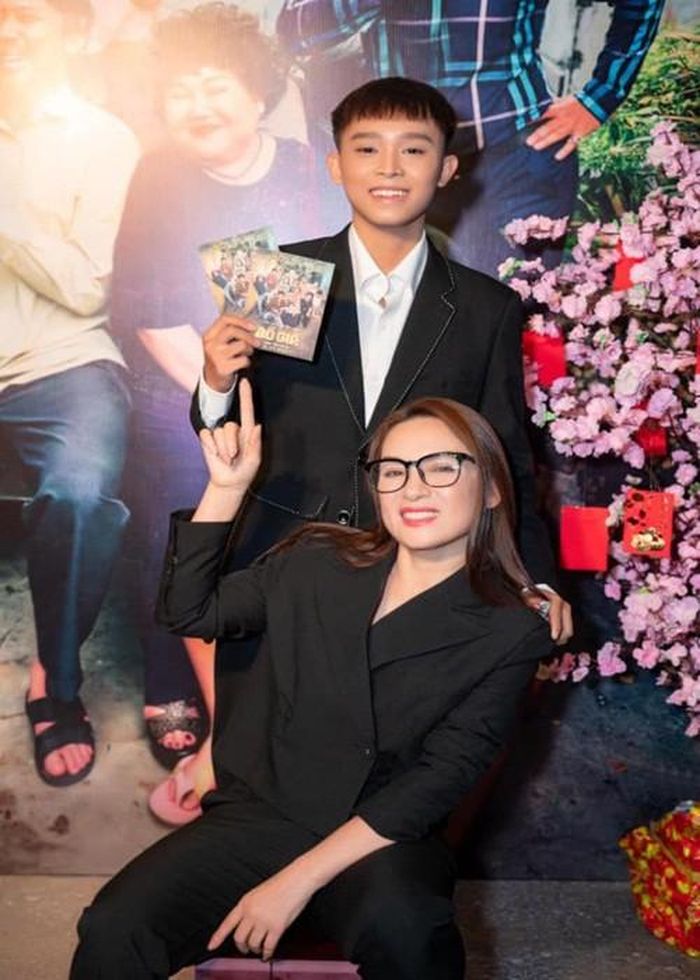 Mới đây, khi Phi Nhung vướng ồn ào với bà Phương Hằng, Hồ Văn Cường lên tiếng bảo vệ mẹ nuôi. Em viết: “Mẹ dạy con không thể buộc mọi người hiểu mình nhưng con tin, rồi một ngày mọi người sẽ hiểu hết những gì mình làm. Chỉ cần mình sống đúng tâm, sống tốt phải không mẹ. Con mong cô chú anh chị đừng hiểu lầm mẹ. Mẹ Nhung của con không phải là người nghĩ sâu xa gì cả. Mẹ giận, yêu, ghét gì cũng nói ra một lần rồi quên ngay”.