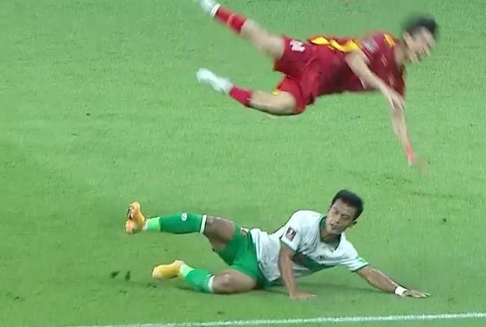 Tuấn Anh nhiều lần bị cầu thủ Indonesia phạm lỗi thô bạo.