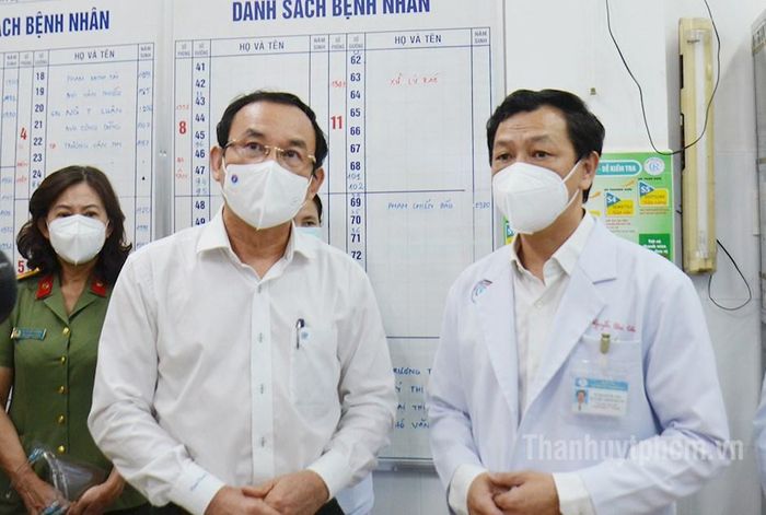 Bí thư Thành ủy TPHCM Nguyễn Văn Nên kiểm tra quá trình điều trị cho bệnh nhân và trò chuyện với các bác sỹ