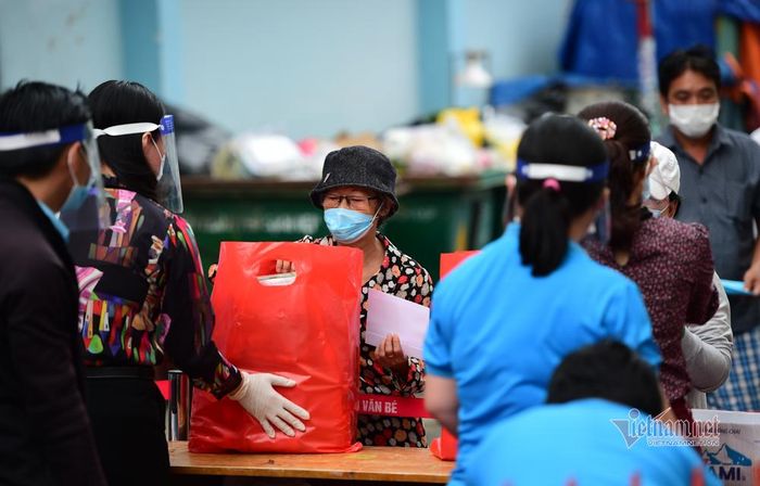 Những phần quà được trao tận tay người dân trong khu phong tỏa