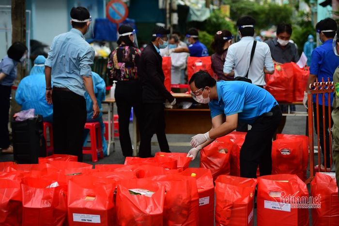Tại một điểm phong tỏa quận Bình Thạnh, UBND Bình Thạnh phối hợp với Mặt trận Tổ Quốc gửi những phần quà đến người dân vùng bị ảnh hưởng do dịch Covid-19
