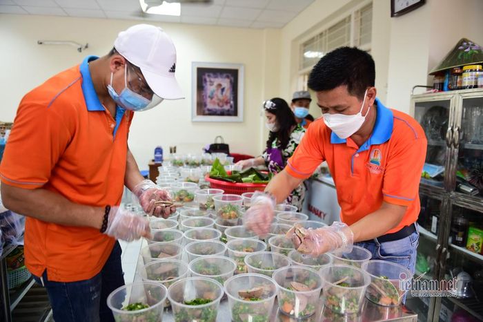 Những suất bún bò được một công ty phối hợp với hội Phụ nữ Gò Vấp gửi đến các chiến sĩ canh chốt kiểm dịch 