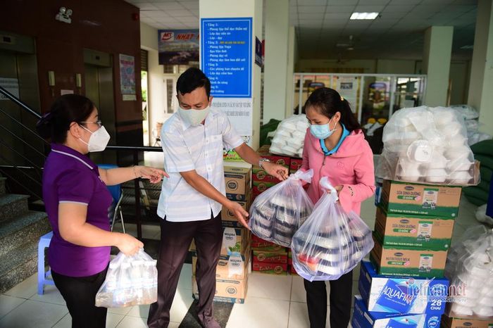 Đại diện phường có khu phong tỏa đến nhận các suất cơm 