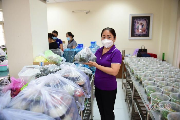 Chị Nguyễn Thị Lan, Chủ tịch hội cho biết, ban đầu chỉ là chị em trong hội "có gì góp nấy" phần nào giúp lực lượng chống dịch và người dân trong khu cách ly Covid-19. Dần dần có các mạnh thường quân hỗ trợ 900 suất cơm cho đến ngày hết quy định giãn cách. 