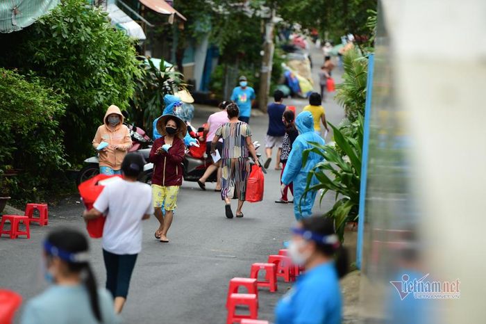 Người dân nghèo trong vùng dịch được hỗ trợ vượt qua khó khăn